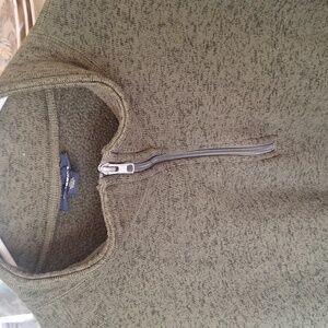 Green Heathered Men's Sweater With Zipper And Pockets At The Front .